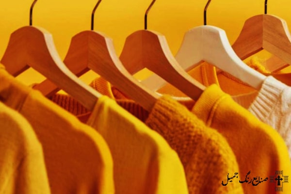 روانشناسی رنگ زرد در لباس | تاثیر رنگ زرد + ترند 2023